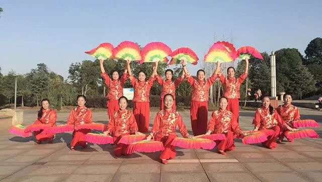 最新扇子舞亮相青儿广场舞，掀起夏日舞蹈热潮