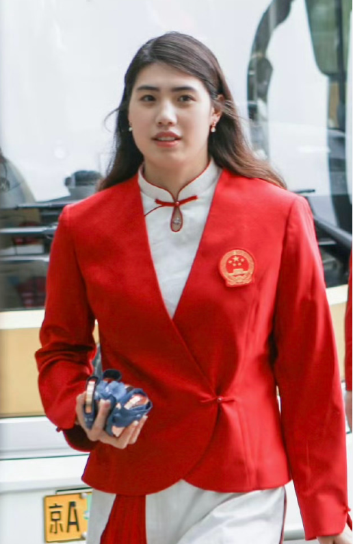 张雨霏汪顺闪耀时尚芭莎大片，璀璨明星的时尚之旅