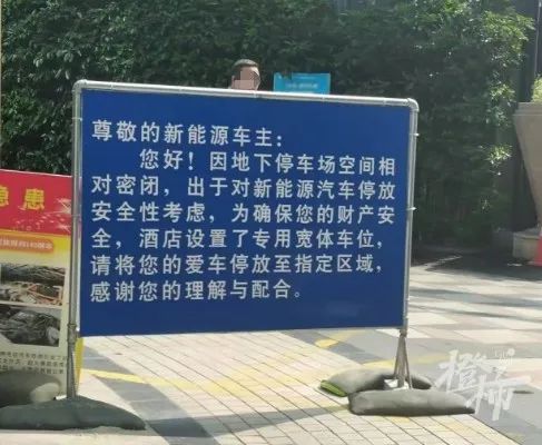 深入小巷探秘，防火窗规范最新标准下的独特风味小店